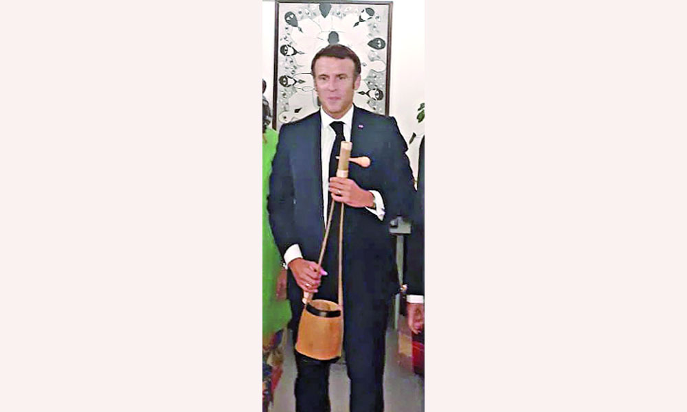 রাহুলের দেওয়া উপহার একতারা হাতে ফ্রান্সের প্রেসিডেন্ট