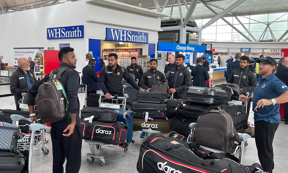 লন্ডন স্ট্যানস্টেড বিমানবন্দরে বাংলাদেশ দল। ছবি : বিসিবি